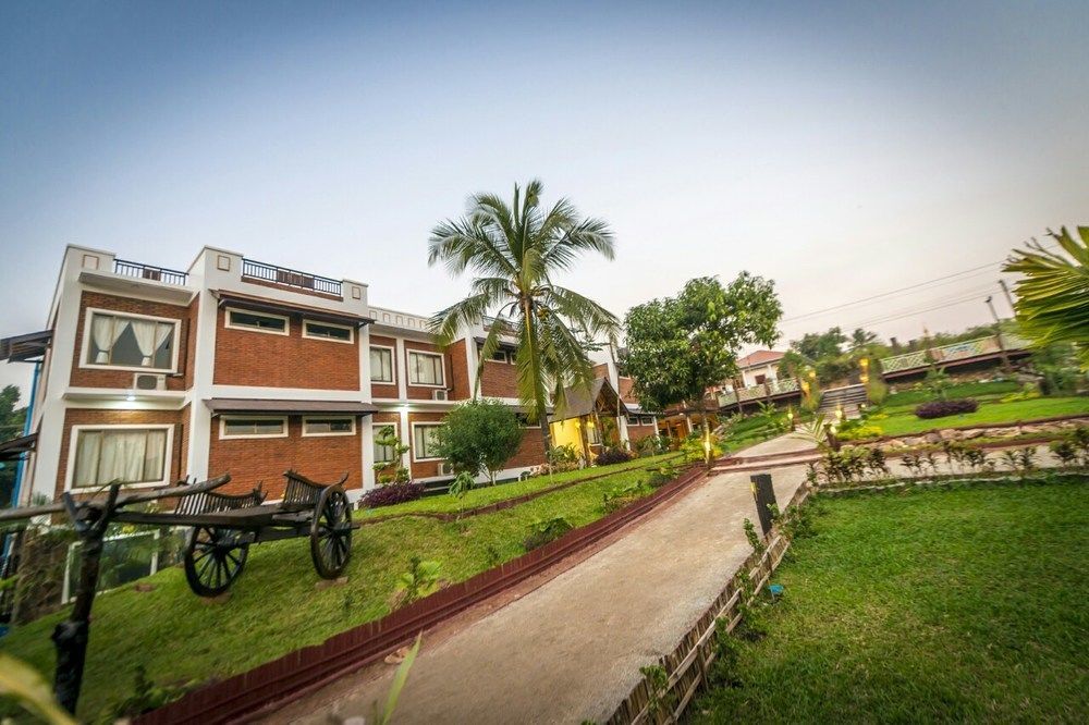 Hotel Queen Jamadevi Moulmein Esterno foto