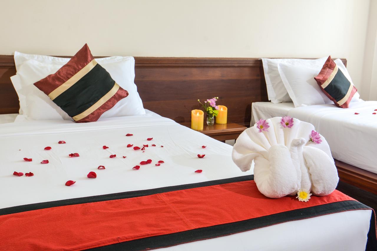 Hotel Queen Jamadevi Moulmein Esterno foto