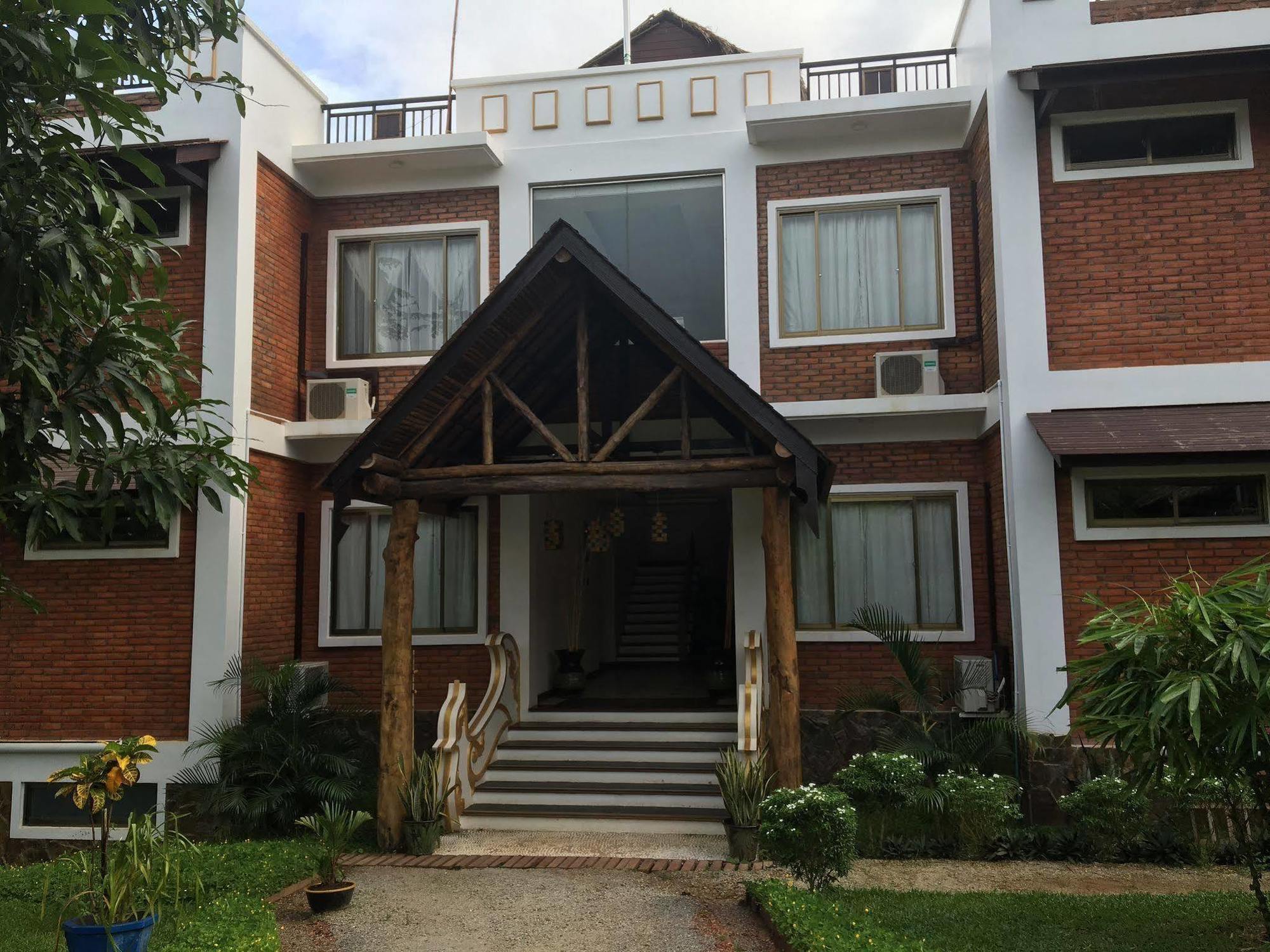 Hotel Queen Jamadevi Moulmein Esterno foto
