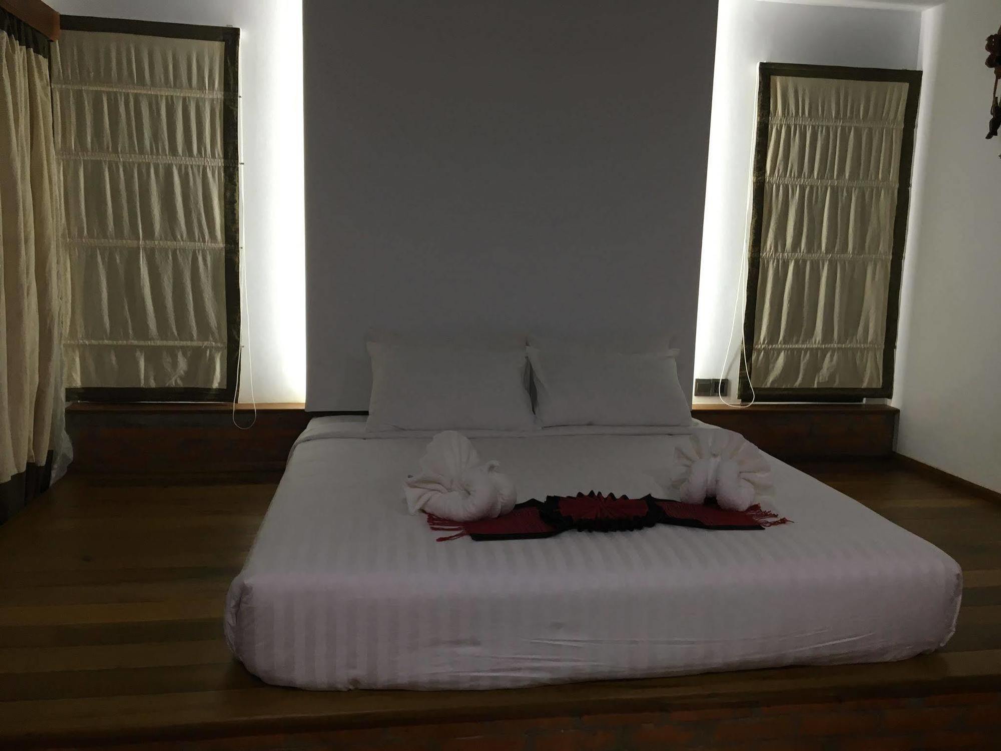 Hotel Queen Jamadevi Moulmein Esterno foto