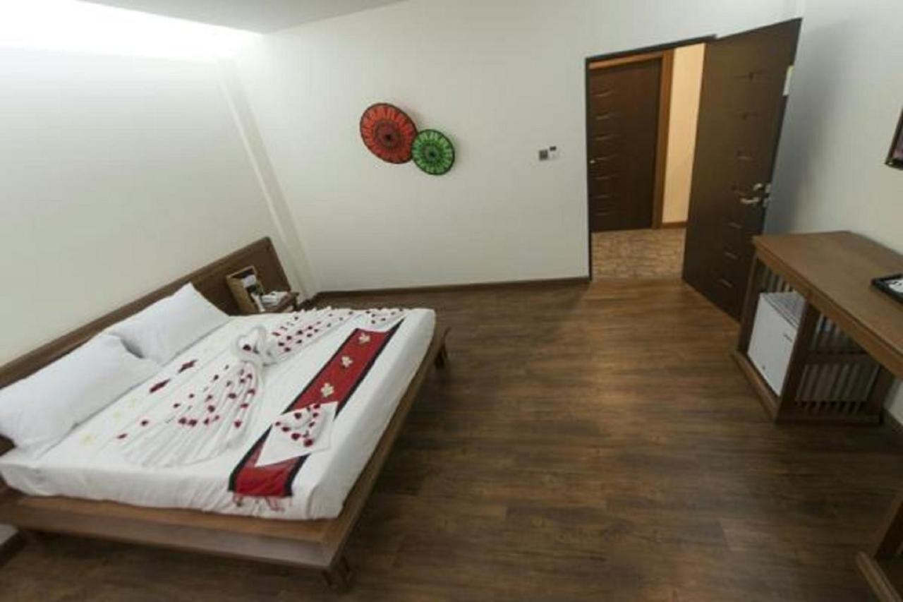 Hotel Queen Jamadevi Moulmein Esterno foto