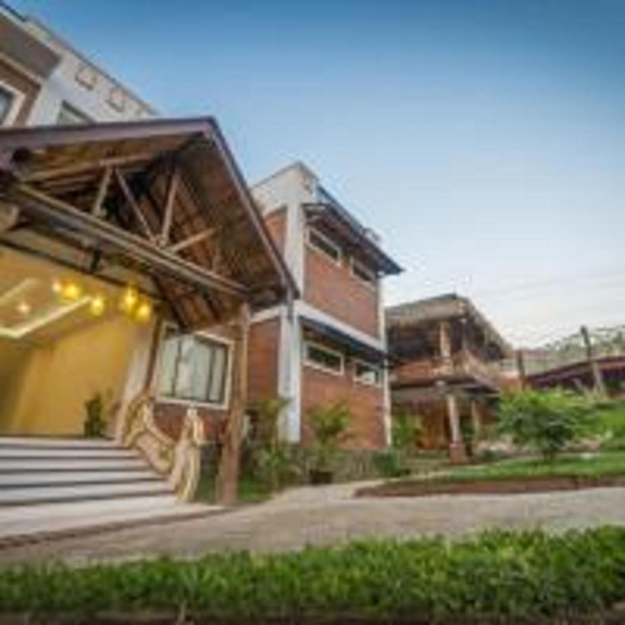Hotel Queen Jamadevi Moulmein Esterno foto